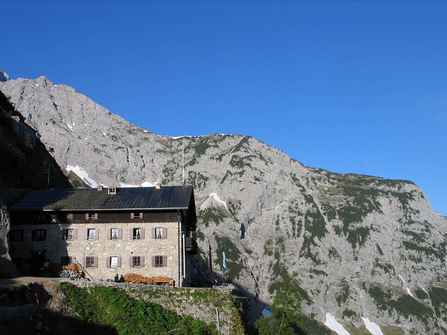  Berghütte am Berghang im Karwendel</em>